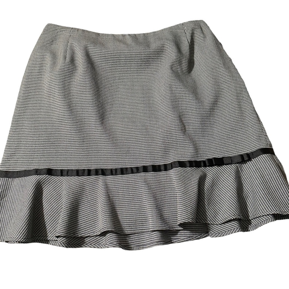 Dressbarn women's size 16W black and white skirt, waist 18", length 22"